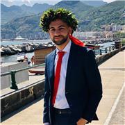 Docente, diplomato al liceo scientifico e laureato, propone lezioni private